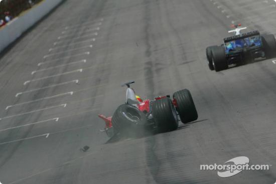 _09_Indianapolis_2005__Crash_Ralf_Schumacher____03.jpg