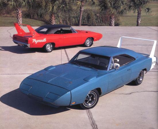 1970_Plymouth_Road_Runner_Superbird__rouge____Dodge_Daytona__bleu_.jpg